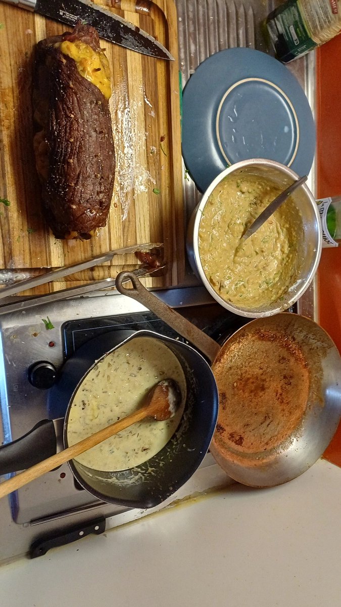 toujours_lui's tweet image. #louisrepas roti de boeuf orloff avec sauce bleu et purée aux éclats de bacon (on dirait encore du pipi au caca j'vais exploser)