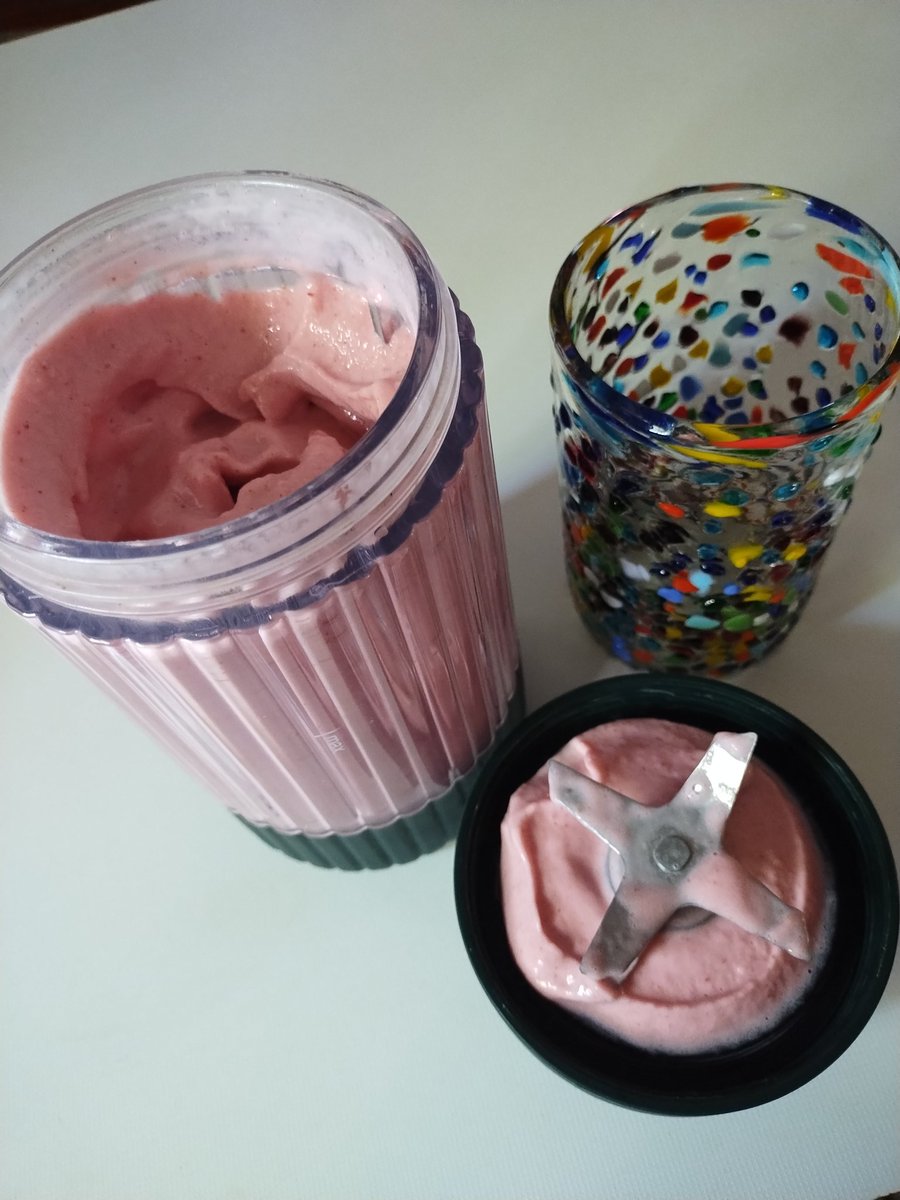 Strawberry banana pineapple fruit smoothie.
😋Sooooo good.