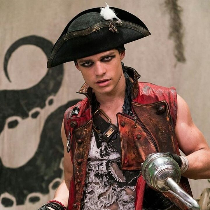 Descendentes4BR's tweet image. Discussão super séria: Ben Florian ou Harry Hook?