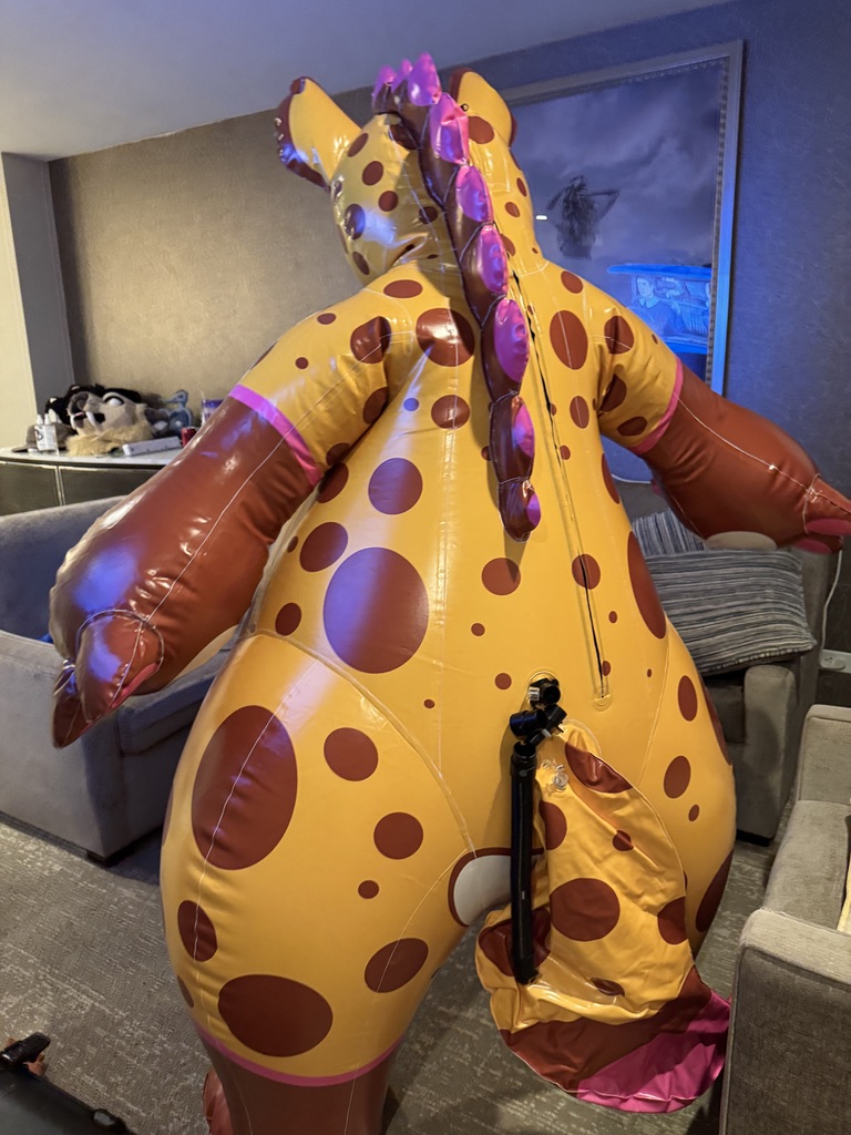 SeireinoSensh's tweet image. With the hose right their, who will give the yeen a few more pumps of air ?
Who am i going to see at Megaplex ? Should be able to bring a lot more things and suits if anyone wants to meet or suit swap. Love to try a SpiritPanda, Beauty of the bass, PhoenixNest, Bncreation,…