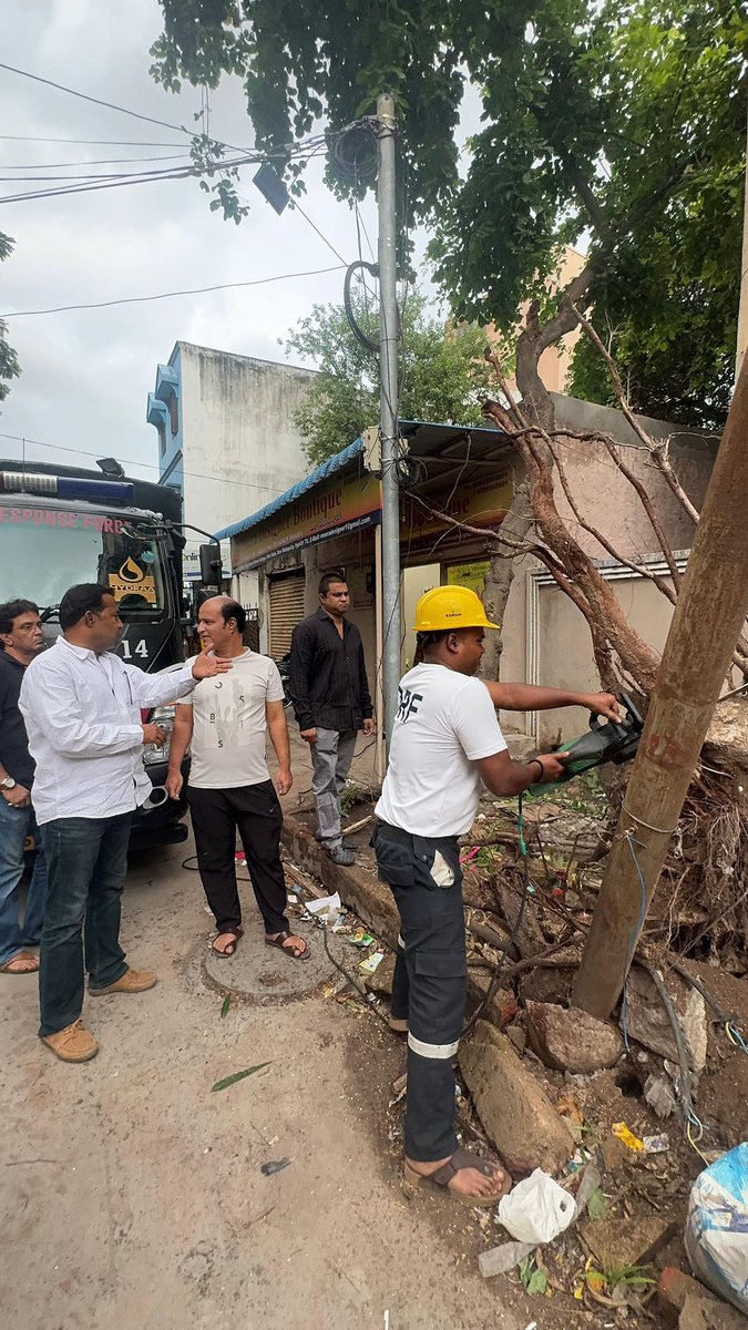 ZafarCorporator's tweet photo. On the Instructions of @aimim_national #President @asadowaisi sb & @Md_MajidHussain sb,
@ZafarCorporator along with #Primary Unit #Presidents Reached the spot accompanied by #GHMC #DisasterTeam Supervised & cleared the Debris at Mallepally.. https://t.co/Ou3cSjbjWT