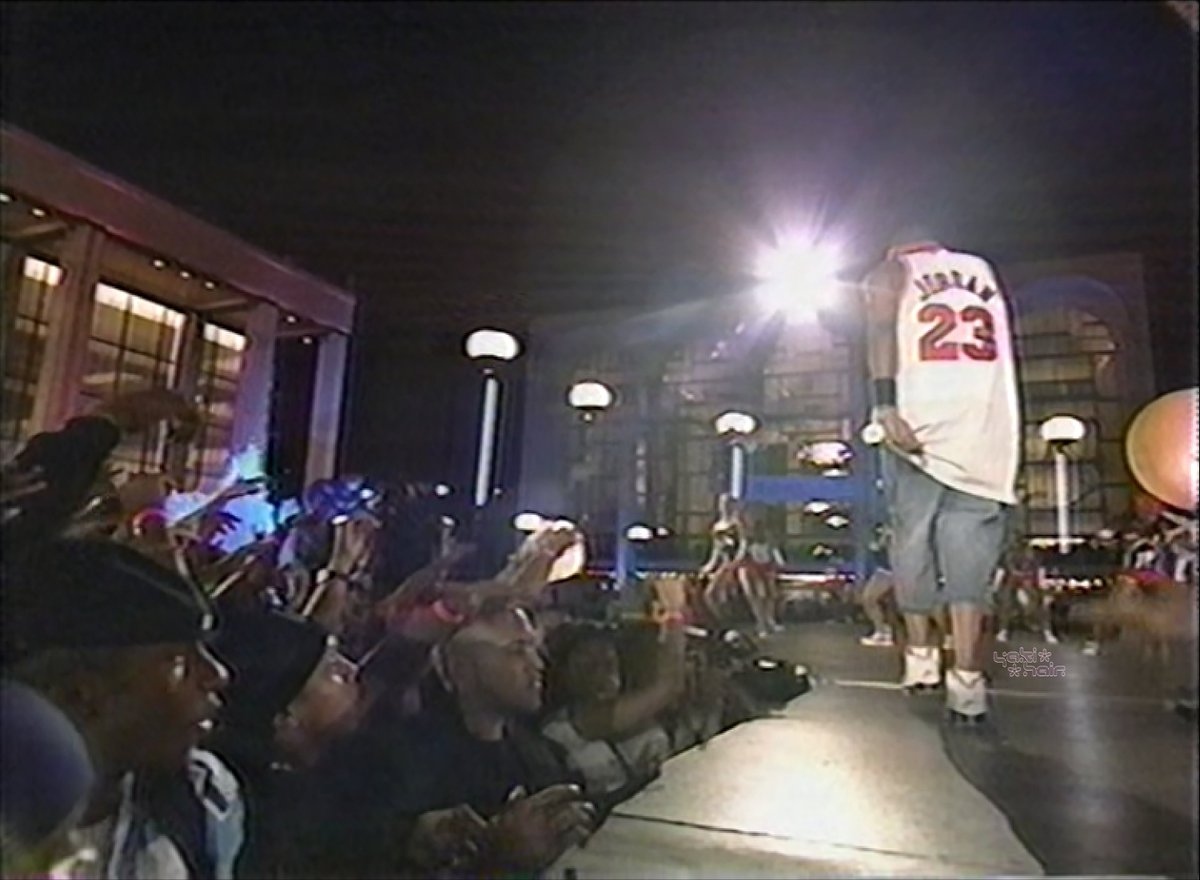 Jay-Z performing Izzo (H.O.V.A) at the 2001 VMAs.