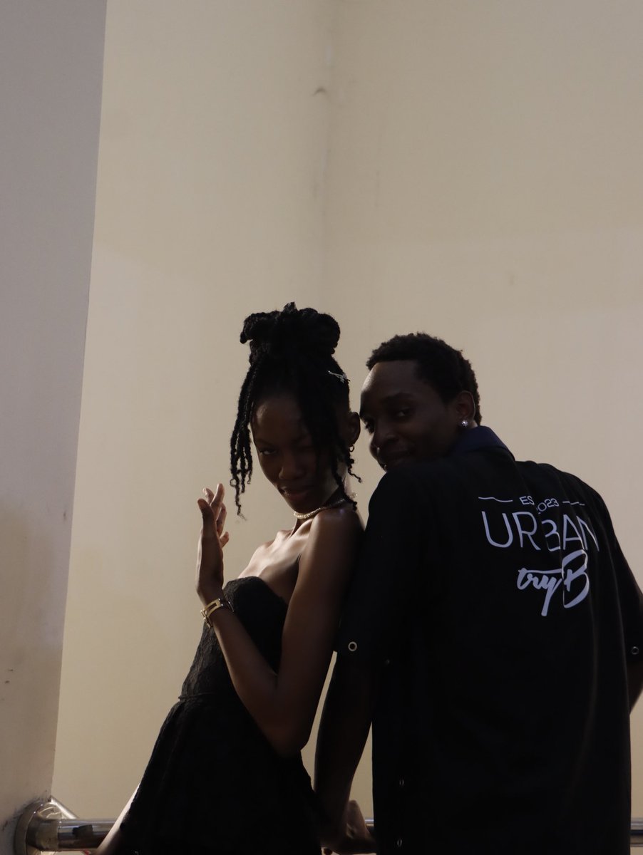 chimajiverse's tweet image. servi avec @jessicairoh_ 

pour @urbantryb 

photographié par @jesuisshrinegal 

@NoteSphere @voguemagazine @BETHAFRICA