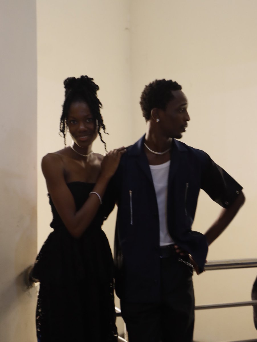 chimajiverse's tweet image. servi avec @jessicairoh_ 

pour @urbantryb 

photographié par @jesuisshrinegal 

@NoteSphere @voguemagazine @BETHAFRICA