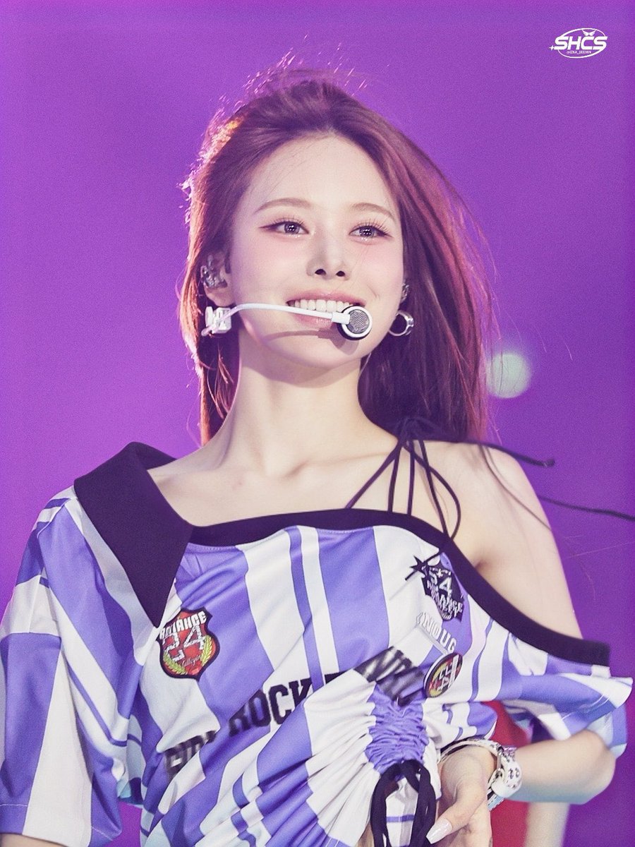 ruready4jeemin's tweet image. the spark in her eyes, her smile, her excitement 😭
oh jeemin you were born to be on the stage