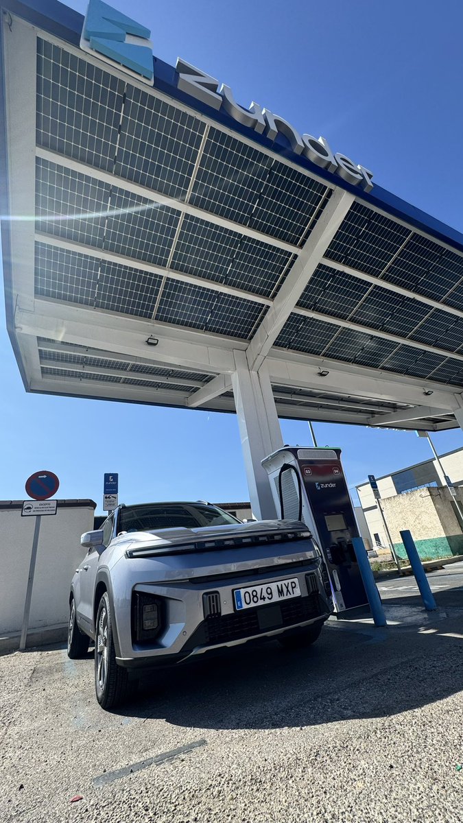 TodosElectricos's tweet image. Muy positivamente sorprendido con la curva de carga del @KGMEspana Torres EVX.
Mantiene 120 kW de hasta 50% de carga
Después baja a 105 kW y luego cae poco a poco.
Pero incluso así he cargado de 0 a 80% en solamente 36 minutos.
