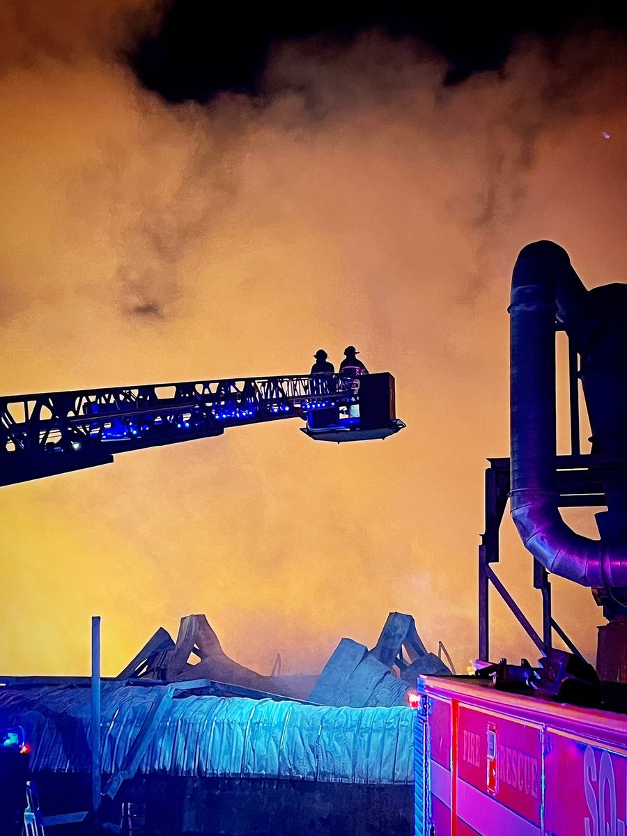 mySA's tweet image. JUST IN: Multiple officials worked on a fire south of San Antonio at what reports say began at a building that belonged to a barbecue products company. 🔗 bit.ly/3UyQsO6