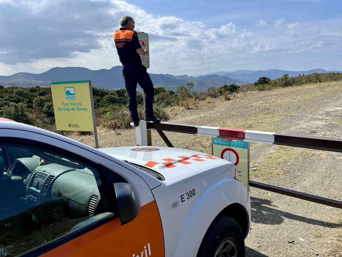 Obertura de la senyalització de prohibició d’accés al Parc Natural del Cap de Creus per activació del nivell 4 del #PlaAlfa #infocat 
Vigilància, prevenció i informació a la ciutadania que intenta entrar al Parc per passar-hi la nit.