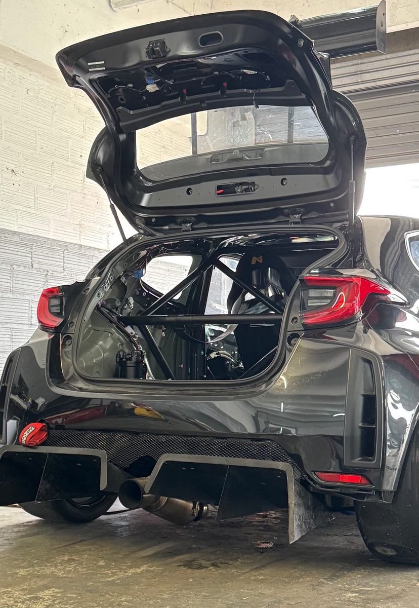 nicoschenquer's tweet image. Un Yaris-guy con huevos