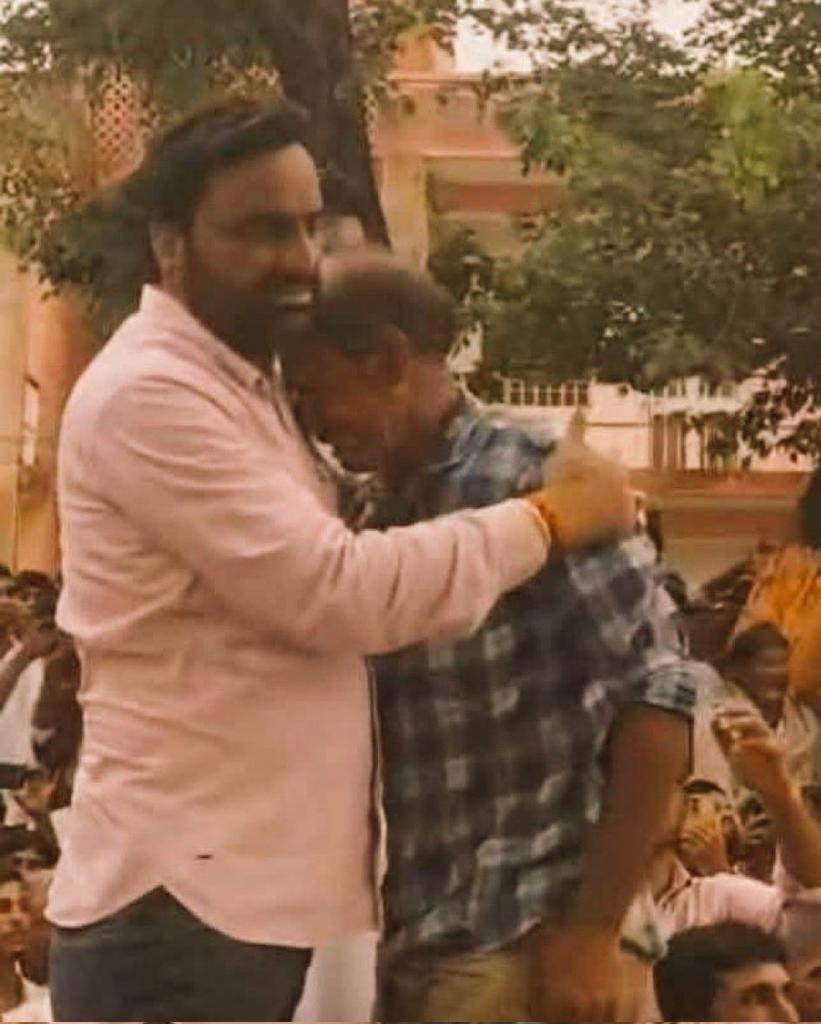 Devaramdudi529's tweet image. ऐसे गले लगा के दुख बांटने वाला पूरे भारतवर्ष में सिर्फ इकलौता जननेता है
@hanumanbeniwal
#हारे_का_सहारा_हनुमान_हमारा #हनुमान_बैनीवाल @HanumanKiSaina @HanumanBniwal @VijayBeniwal_ @sandeepinc_ @Jeetuburdak