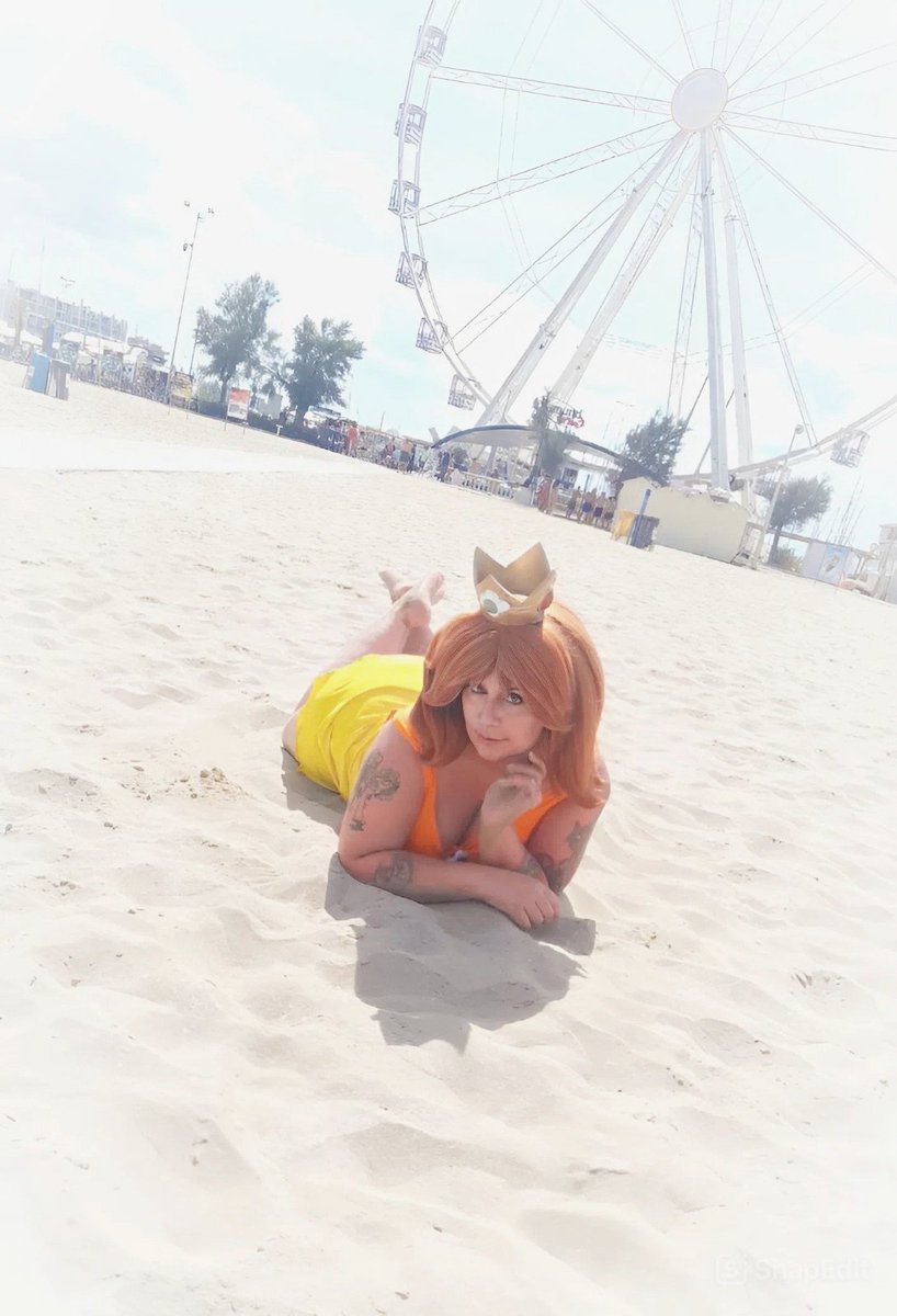 greyxcosplay's tweet photo. #Rimini #Riminicomix #PrincessDaisy #PrincessDaisyCosplay #SuperMario #summertime #summer https://t.co/JrzI0ZNy2r