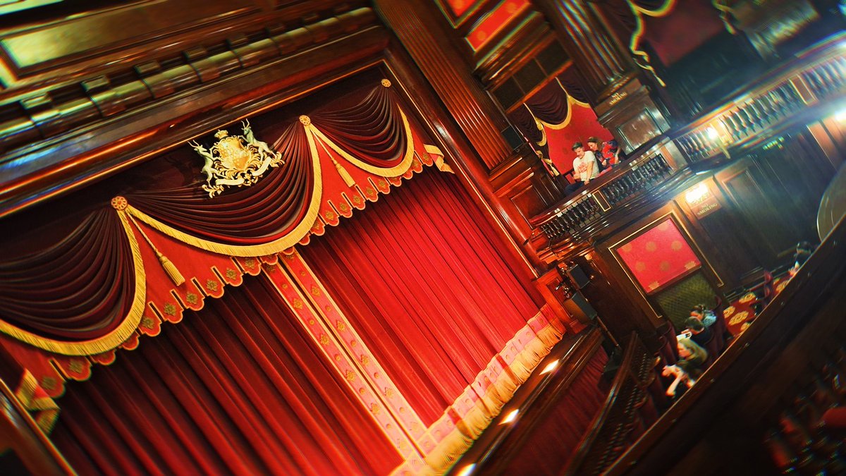seatangles_'s tweet image. agatha christies mousetrap🐭 and chocolate martinis🍸