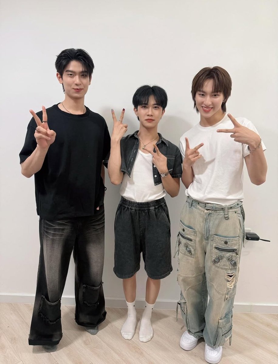 anythingtmk's tweet image. no wonder thomas looked so tall 5555555