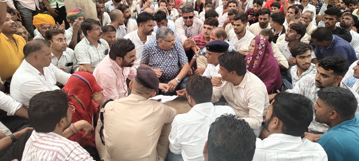 RLPINDIAorg's tweet image. राजस्थान में किसी भी वर्ग के पीड़ित की मदद करने की बात आती है तो उसमें सबसे अग्रणी नाम RLP सुप्रीमों व नागौर सांसद श्री @hanumanbeniwal जी का आता है, राष्ट्रीय लोकतांत्रिक पार्टी सदैव जनता के हितों की लड़ाई लड़ती है @ बाजवास (परबतसर)
