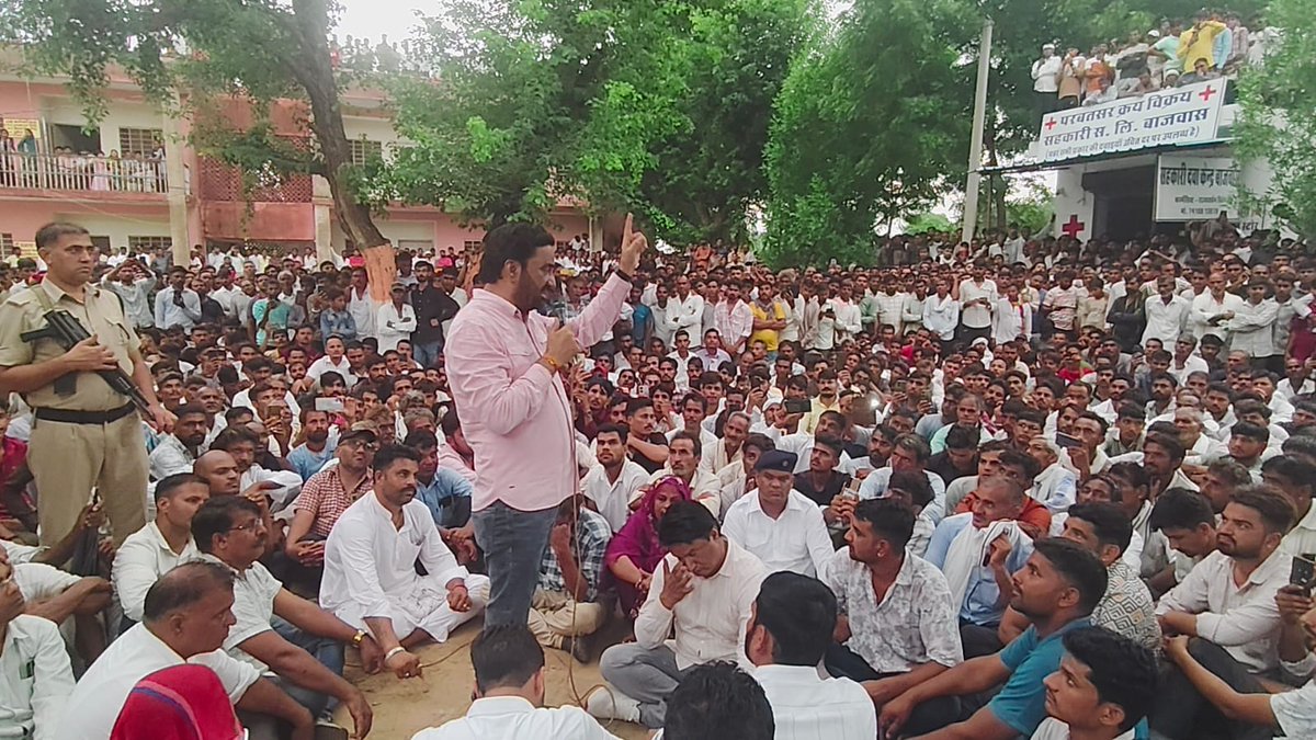 RLPINDIAorg's tweet image. राजस्थान में किसी भी वर्ग के पीड़ित की मदद करने की बात आती है तो उसमें सबसे अग्रणी नाम RLP सुप्रीमों व नागौर सांसद श्री @hanumanbeniwal जी का आता है, राष्ट्रीय लोकतांत्रिक पार्टी सदैव जनता के हितों की लड़ाई लड़ती है @ बाजवास (परबतसर)