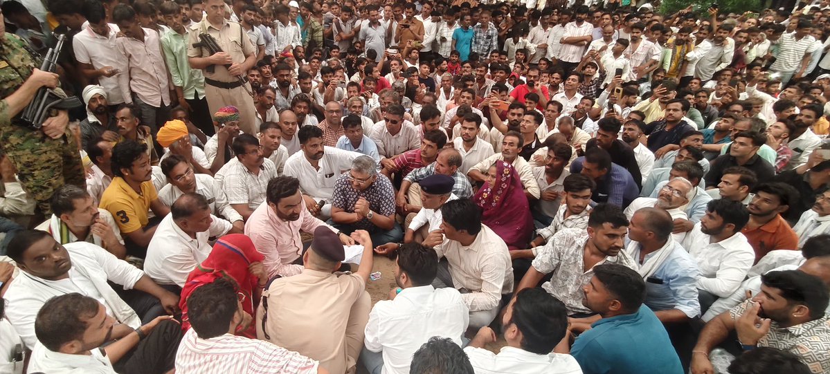 RLPINDIAorg's tweet image. राजस्थान में किसी भी वर्ग के पीड़ित की मदद करने की बात आती है तो उसमें सबसे अग्रणी नाम RLP सुप्रीमों व नागौर सांसद श्री @hanumanbeniwal जी का आता है, राष्ट्रीय लोकतांत्रिक पार्टी सदैव जनता के हितों की लड़ाई लड़ती है @ बाजवास (परबतसर)