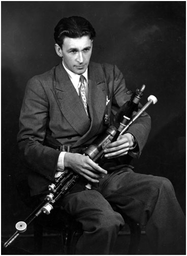 Legendary #Irish musician Seamus Ennis performed at the <a href="/Newportfolkfest/">Newport Folk Fest</a> on July 23-26, 1964.  He played the #uilleannpipes, told stories + sang Irish songs.  Other performers that year were <a href="/bobdylan/">Bob Dylan</a>, Joan Baez, Johnny Cash, Phil Ochs, Pete Seeger and the Clancy Brothers + Tommy