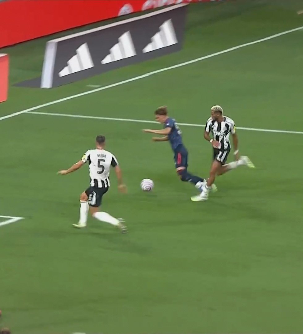 GunsXtra's tweet image. 🚨 Its 28 year old Joelinton who tackle 15 year old Max Dowman from behind to give Arsenal the winning penalty.