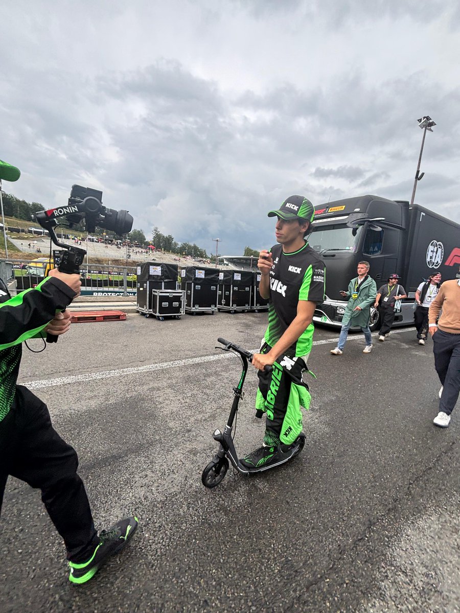 UpdatesGB5's tweet image. 📲 Gabriel gravando para a Sauber enquanto anda de patinete e dá autógrafos! 😅
(rodrigofrancaf1/IG)