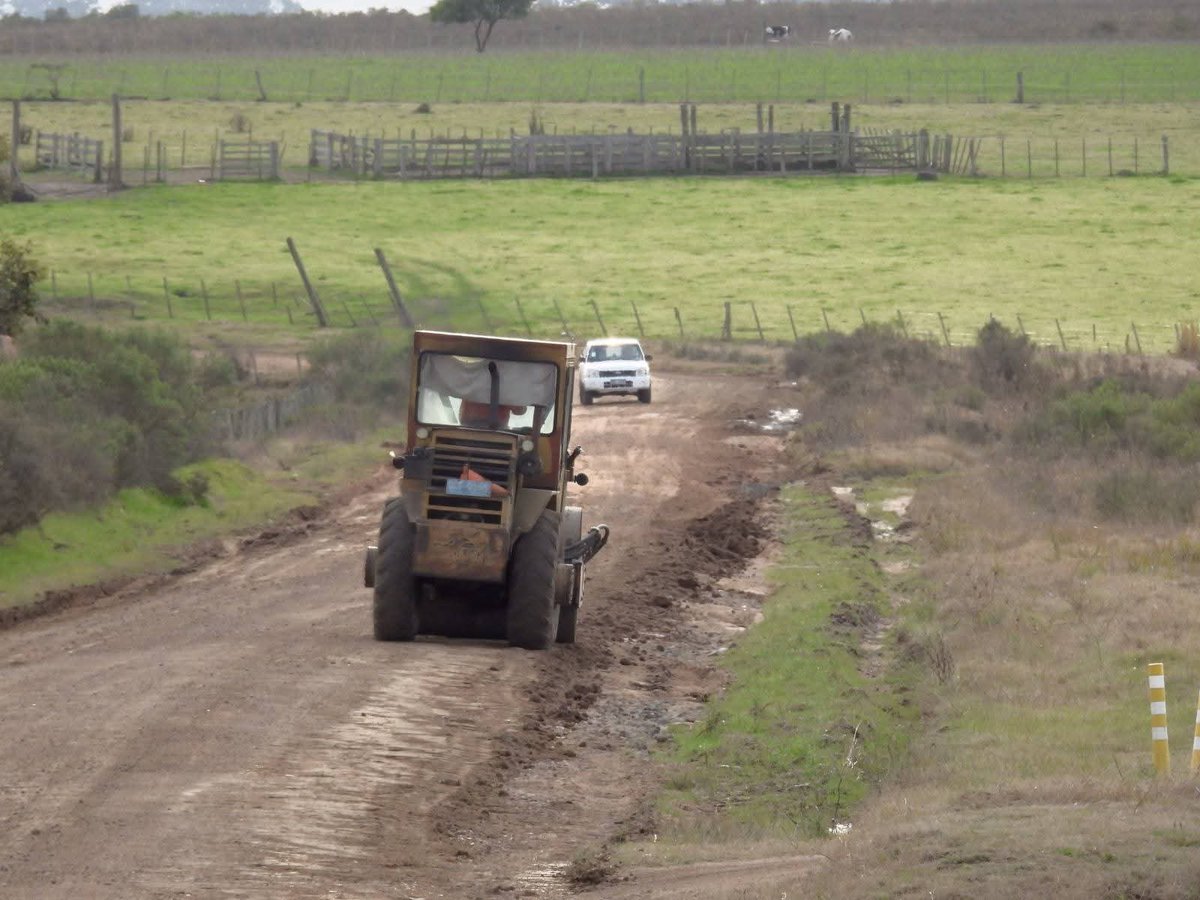 comuna33's tweet image. Se trabaja intensamente en ciudad y la periferia.
Tareas de perfilado, limpieza y recarga en Camino de Perinetti, camino paso de la Calera y Luciano Romero, Escudero, Del Sarandí Tradicion Oriental y también perfilado y limpieza en barrio Bulgarelli.
#GobiernodeTreintayTres