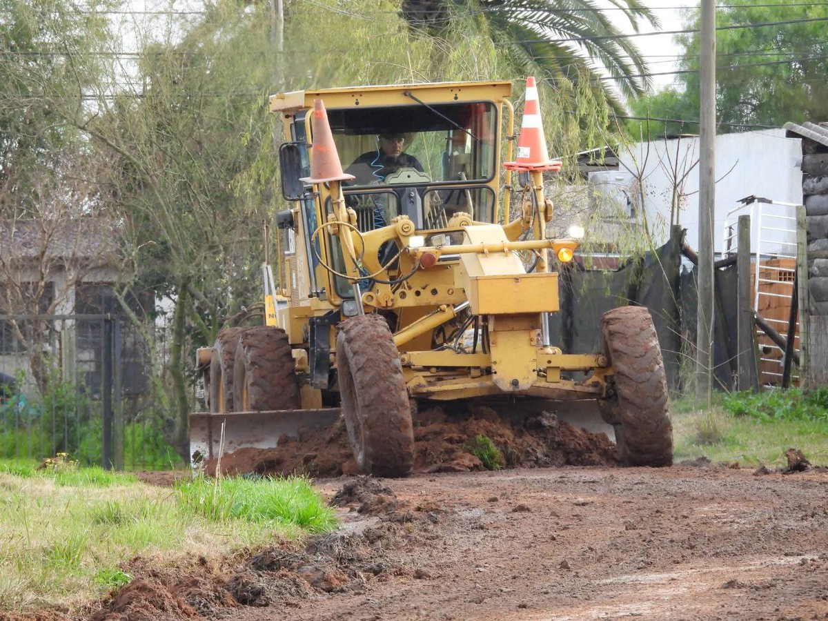 comuna33's tweet image. Se trabaja intensamente en ciudad y la periferia.
Tareas de perfilado, limpieza y recarga en Camino de Perinetti, camino paso de la Calera y Luciano Romero, Escudero, Del Sarandí Tradicion Oriental y también perfilado y limpieza en barrio Bulgarelli.
#GobiernodeTreintayTres