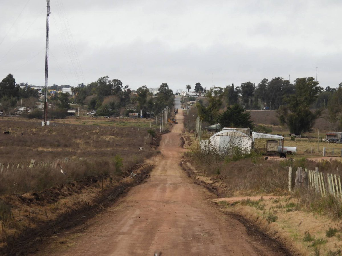 comuna33's tweet image. Se trabaja intensamente en ciudad y la periferia.
Tareas de perfilado, limpieza y recarga en Camino de Perinetti, camino paso de la Calera y Luciano Romero, Escudero, Del Sarandí Tradicion Oriental y también perfilado y limpieza en barrio Bulgarelli.
#GobiernodeTreintayTres