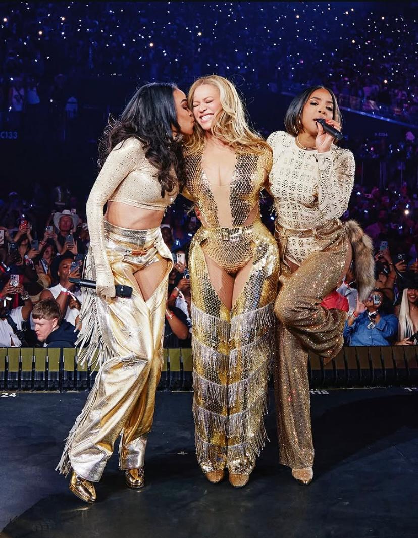 BlanckDigital's tweet image. Its giving 2001 all over again, Destiny's Child reunited on the final night of @Beyonce,s Cowboy Carter tour in Vegas, rocking gold looks just like their iconic TRL Tour fits from 2001.
Same trio, Same chemistry 20+ years later.
#Beyonce #CowboyCarterTour