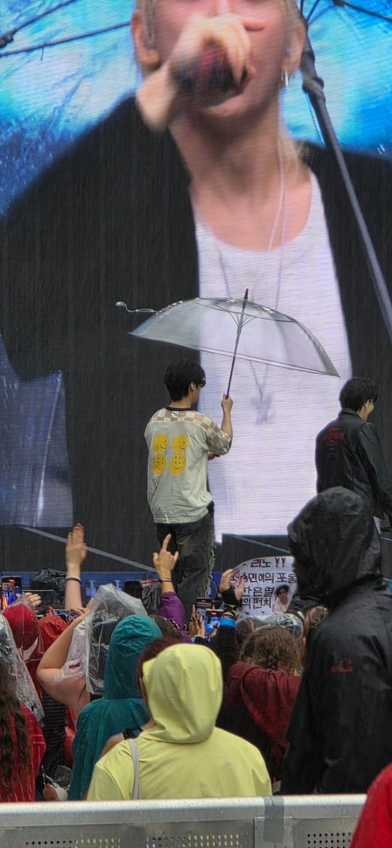 _meowmeowracha_'s tweet image. Dont reject the umbrella Chan
#λ°©μ°¬ #BangChan
#LeeKnow #리λ
Έ
#StrayKids
#dominATE_Paris
#dominATE_Paris_D2