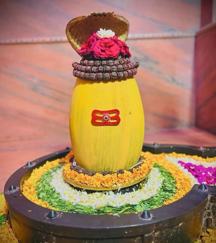 ipinkushukla's tweet image. सुंदरता की भृकुटि पर
सरलता का चंदन है 'शिव'
'महादेव'
🙏🙏