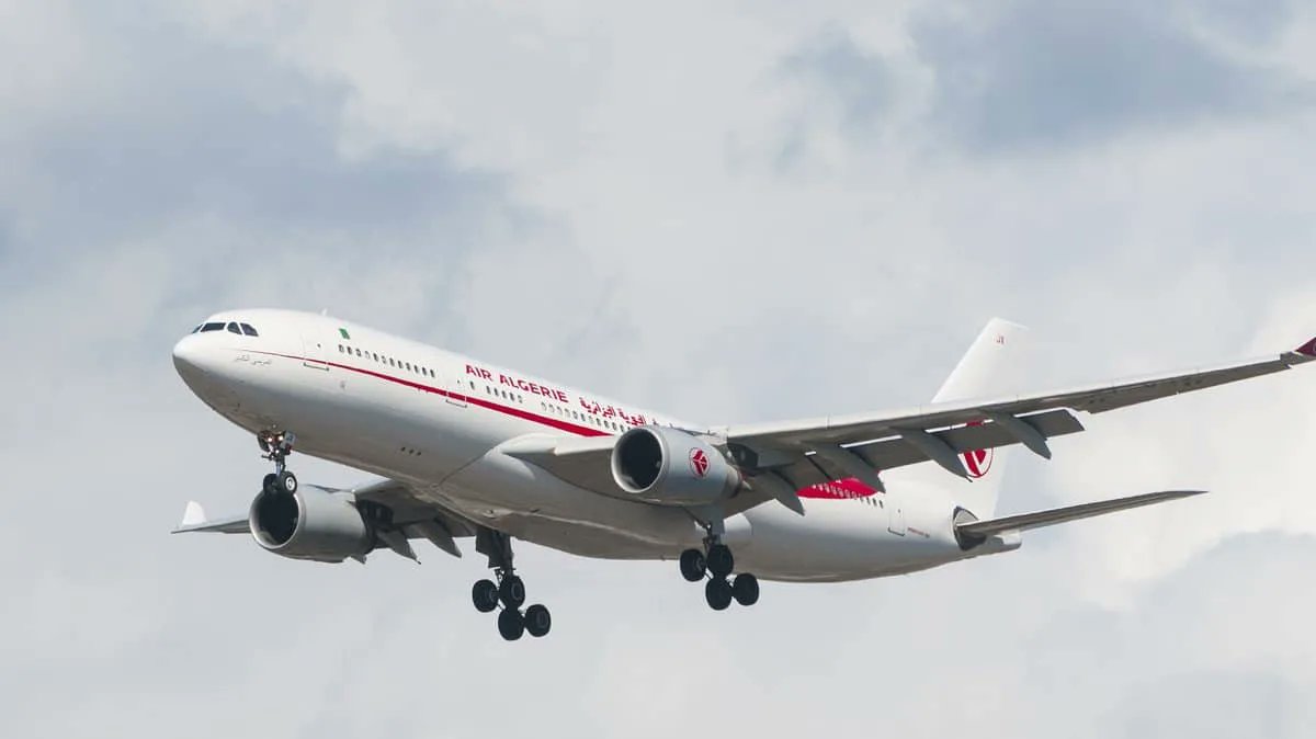 Air Algérie : les premières photos d'un Airbus A330 Neo à Blagnac.  

Il s'agirait d'un gros porteur long courrier dernière génération. 

Au total, 15 appareils Airbus et Boeing ont été  commandés, dans le cadre d’une stratégie visant à renforcer le réseau  international d’Air