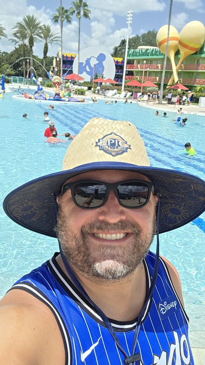 TheLeisureProf's tweet image. Hola mis amigos!   
#ResortPoolMadness