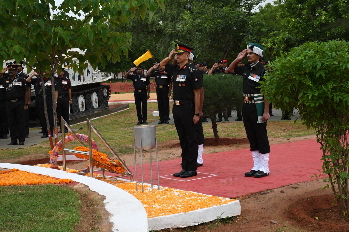 KonarkCorps's tweet image. “Victory Etched in Valour”

#BaldEagleBrigade organised a ‘Wreath Laying Ceremony’ at ‘War Memorial’ #Bhuj as a tribute to #GallantWarriors. The event attended by #Veterans, #VeerNaris &amp;amp; #NCC cadets - fostered spirit of patriotism &amp;amp; national pride.

#KargilVijayDiwas2025

@adgpi