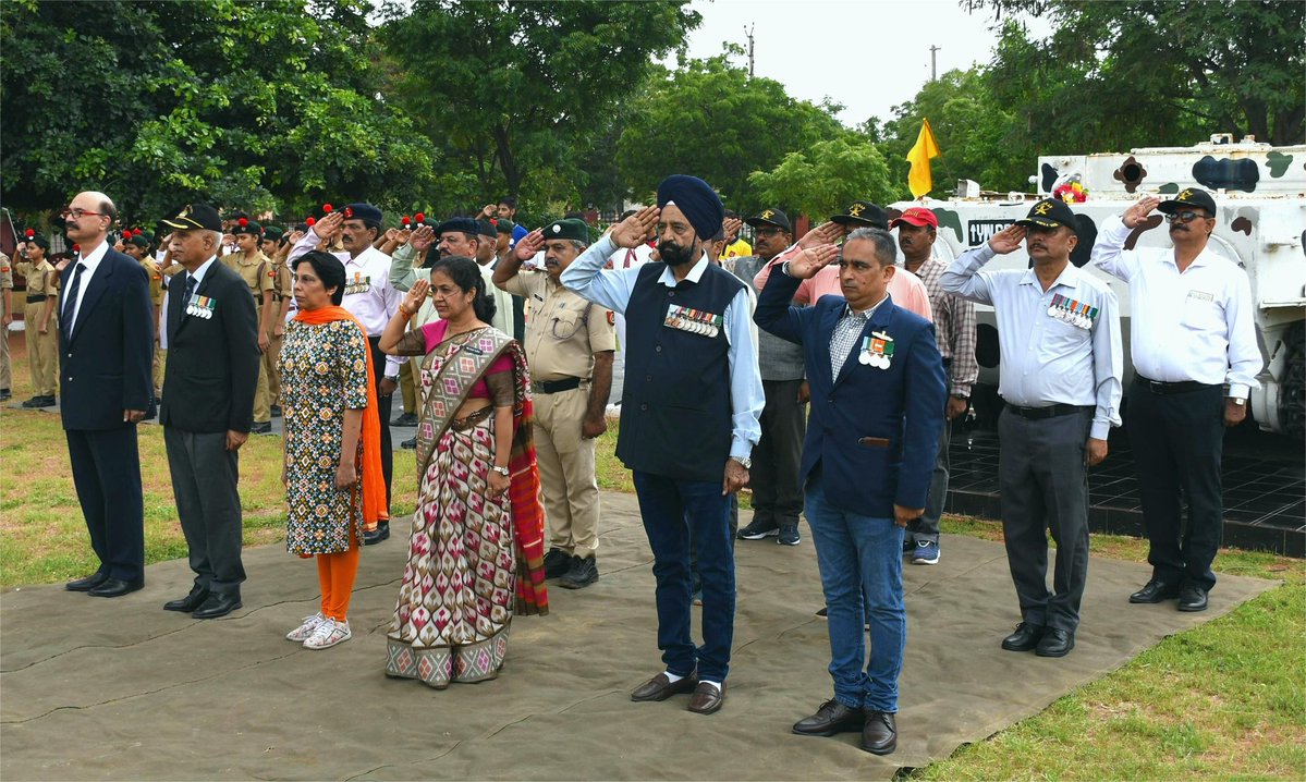 KonarkCorps's tweet image. “Victory Etched in Valour”

#BaldEagleBrigade organised a ‘Wreath Laying Ceremony’ at ‘War Memorial’ #Bhuj as a tribute to #GallantWarriors. The event attended by #Veterans, #VeerNaris &amp;amp; #NCC cadets - fostered spirit of patriotism &amp;amp; national pride.

#KargilVijayDiwas2025

@adgpi