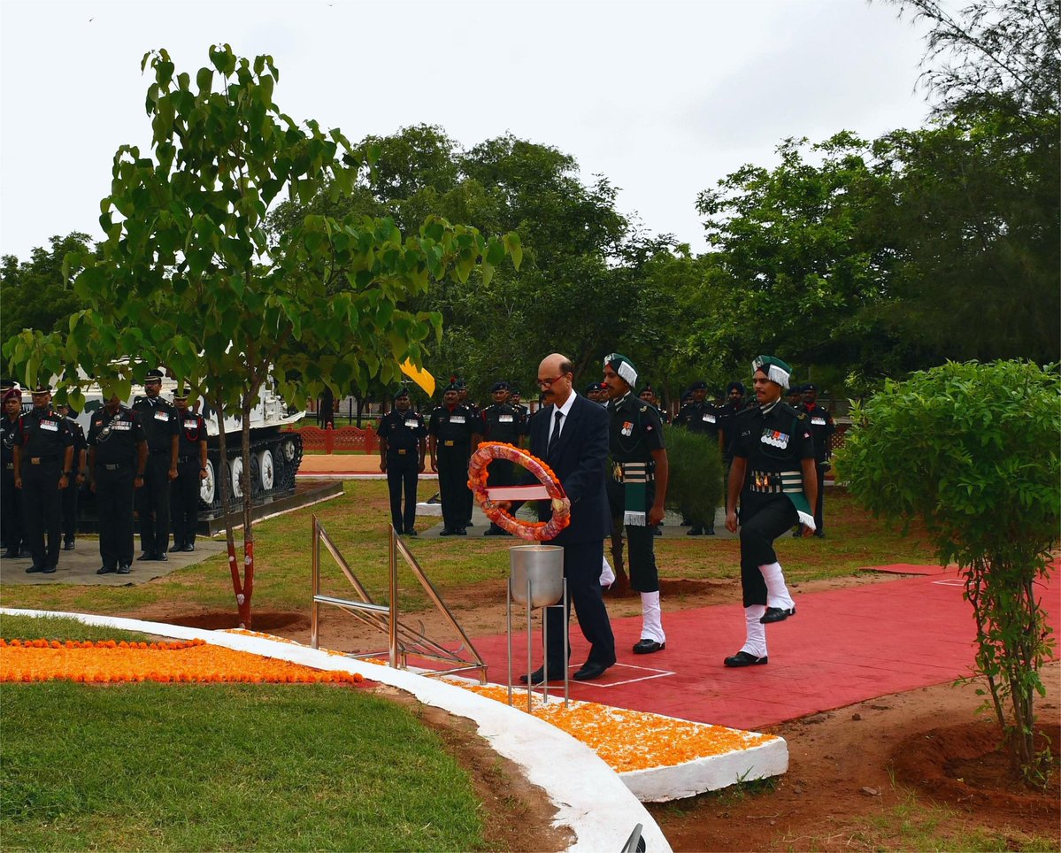 KonarkCorps's tweet image. “Victory Etched in Valour”

#BaldEagleBrigade organised a ‘Wreath Laying Ceremony’ at ‘War Memorial’ #Bhuj as a tribute to #GallantWarriors. The event attended by #Veterans, #VeerNaris &amp;amp; #NCC cadets - fostered spirit of patriotism &amp;amp; national pride.

#KargilVijayDiwas2025

@adgpi