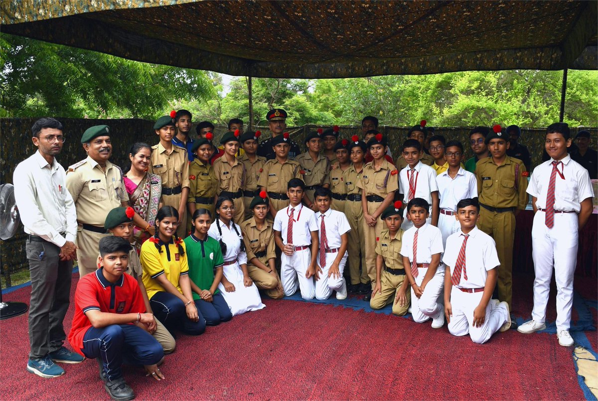 KonarkCorps's tweet image. “Victory Etched in Valour”

#BaldEagleBrigade organised a ‘Wreath Laying Ceremony’ at ‘War Memorial’ #Bhuj as a tribute to #GallantWarriors. The event attended by #Veterans, #VeerNaris &amp;amp; #NCC cadets - fostered spirit of patriotism &amp;amp; national pride.

#KargilVijayDiwas2025

@adgpi