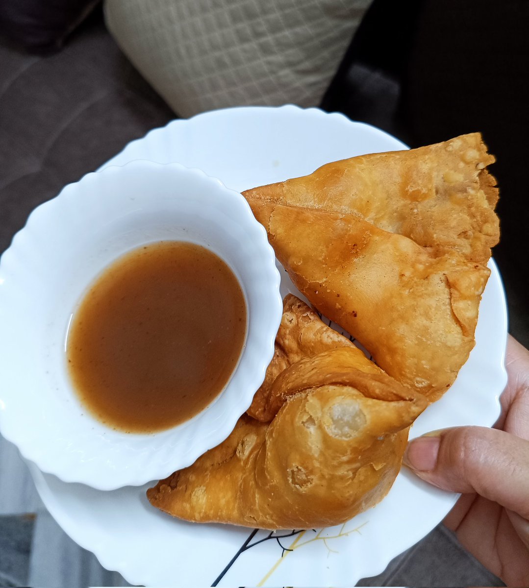 Moonlit_Euphony's tweet image. Somedays call for eating recklessly and unapologetically๐
Paneer samosa with imli ki chutney ๐