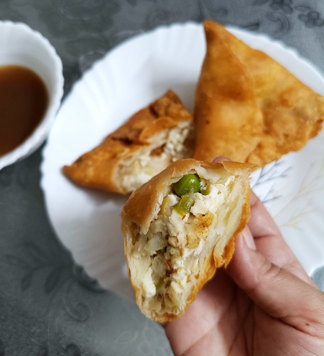 Moonlit_Euphony's tweet image. Somedays call for eating recklessly and unapologetically๐
Paneer samosa with imli ki chutney ๐
