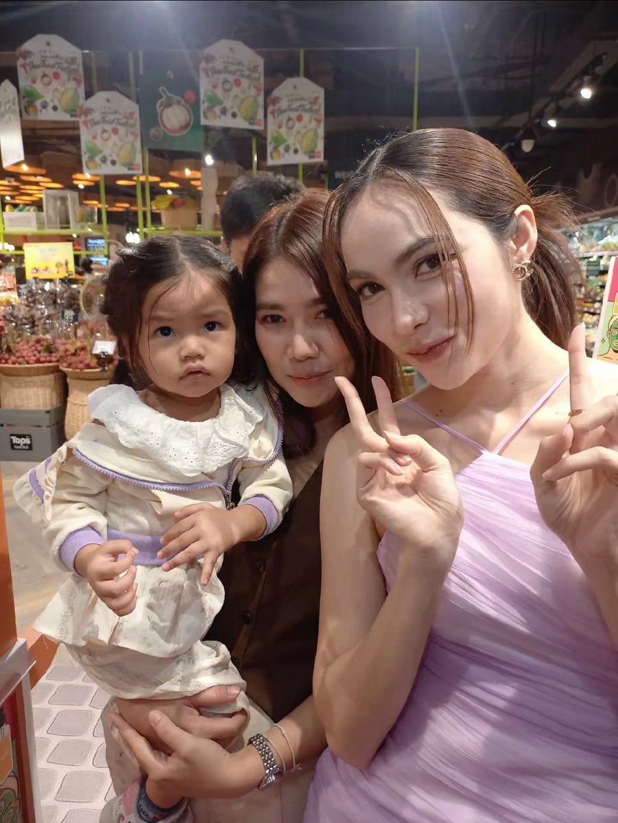 itsduckduckx's tweet image. รูปนี้มีเด็กกี่คน