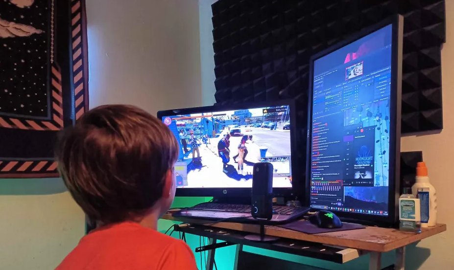 Kiwion's tweet image. i might have the worst setup on Twitch