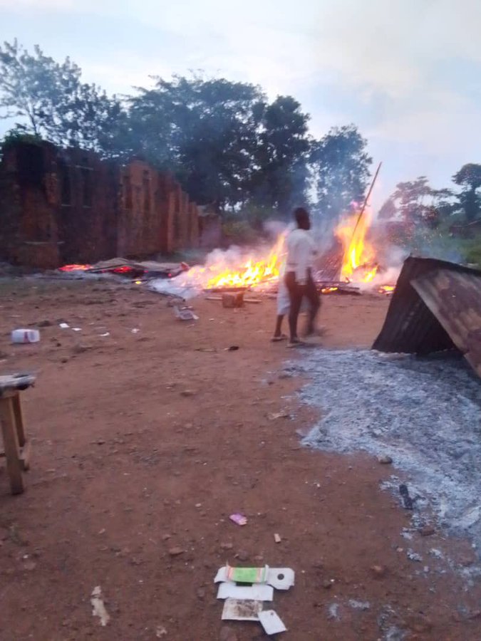 Et pendant ce temps le génocide se poursuit en RDC dans l'indifférence générale, hier au moins 30 chrétiens ont été tués dans une attaque des islamistes de l'ADF à Komanda en Ituri.
Les fidèles assassinés étaient réunis dans une veillée religieuse de catéchumènes devant recevoir