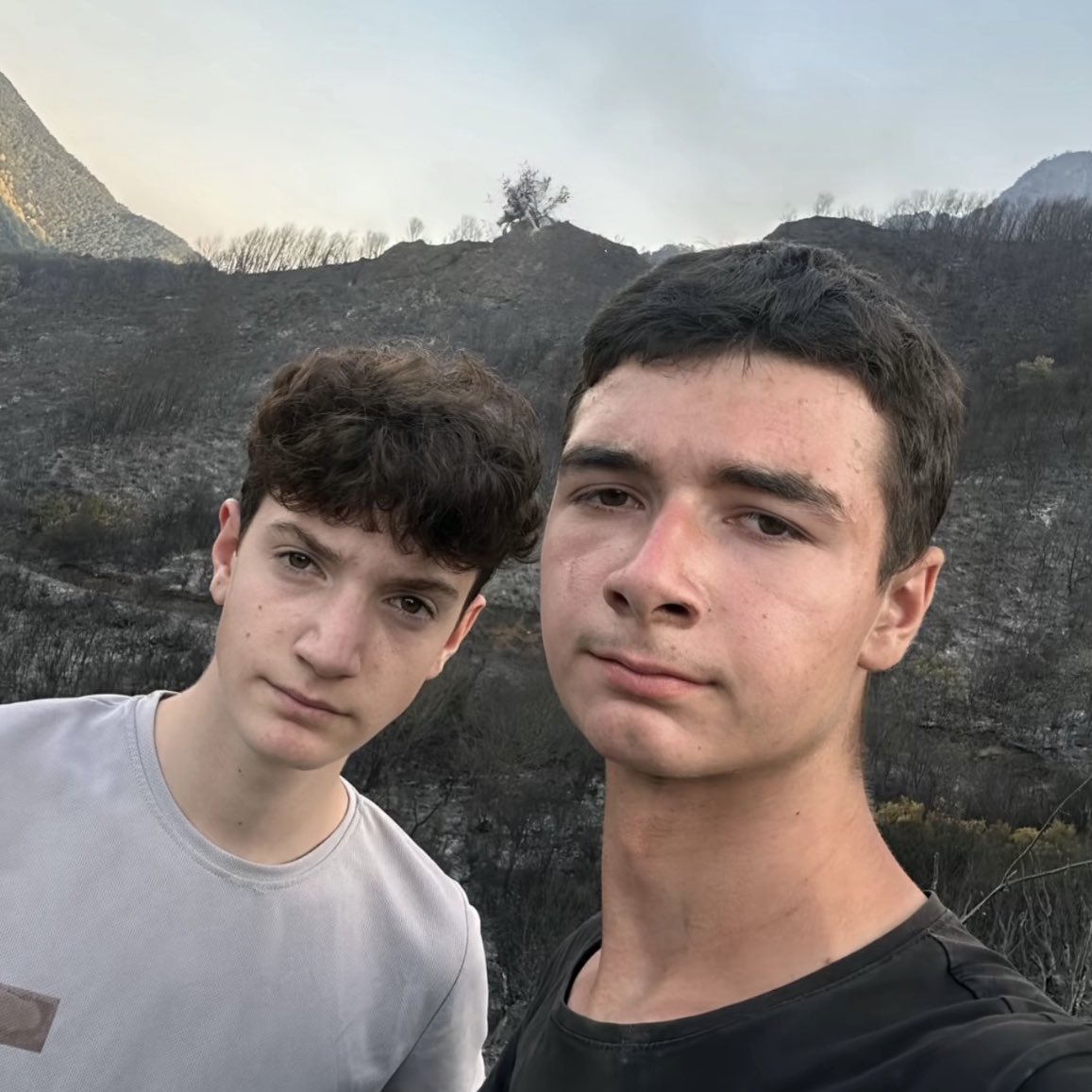 Sakarya’da yangınlara müdahale eden iki gencin, küçükken çektikleri bir fotoğraf ile yangın sonrası anlara ait fotoğrafları.