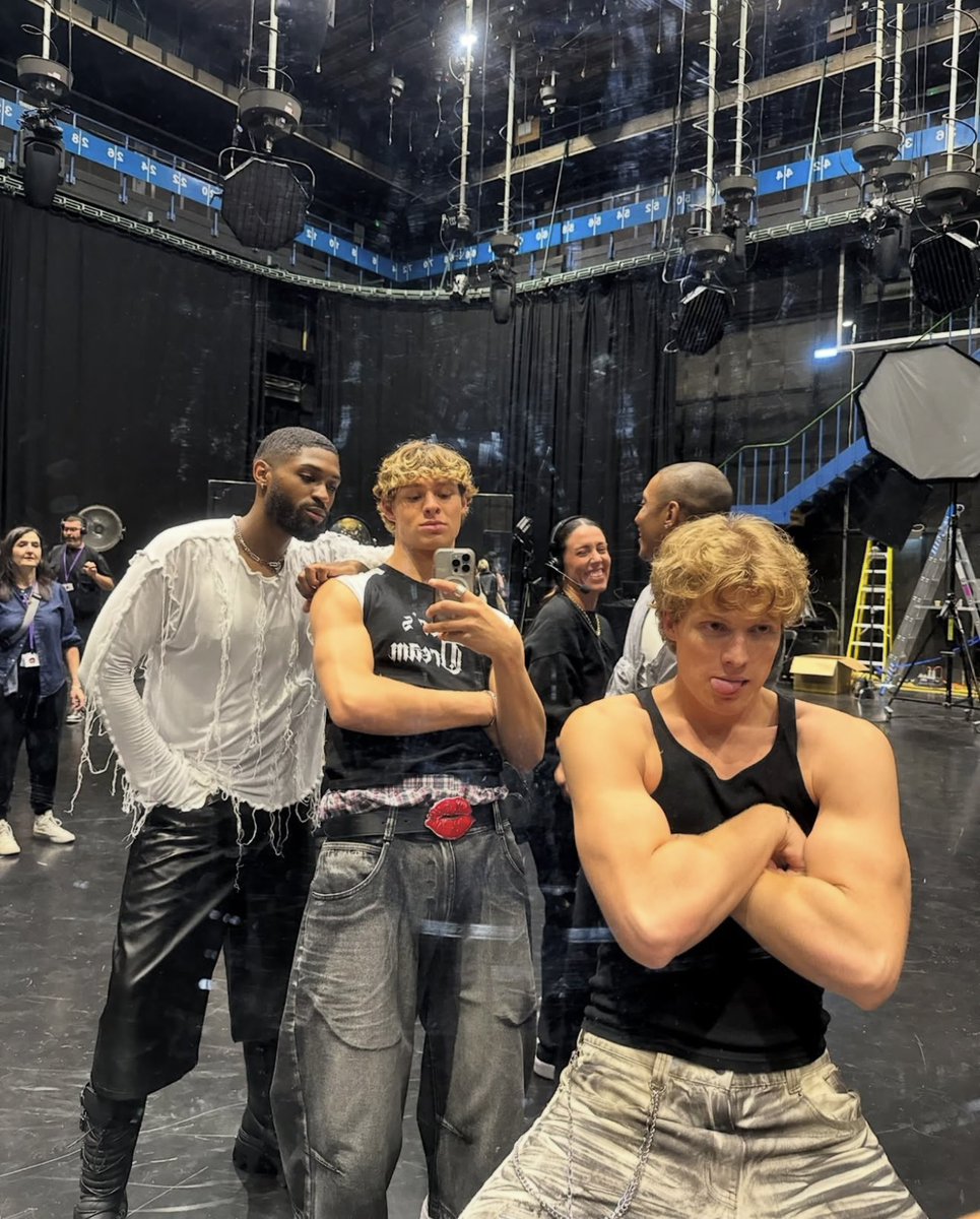 bradleylvr's tweet image. yesssss they are so cute love photo dumps by landon