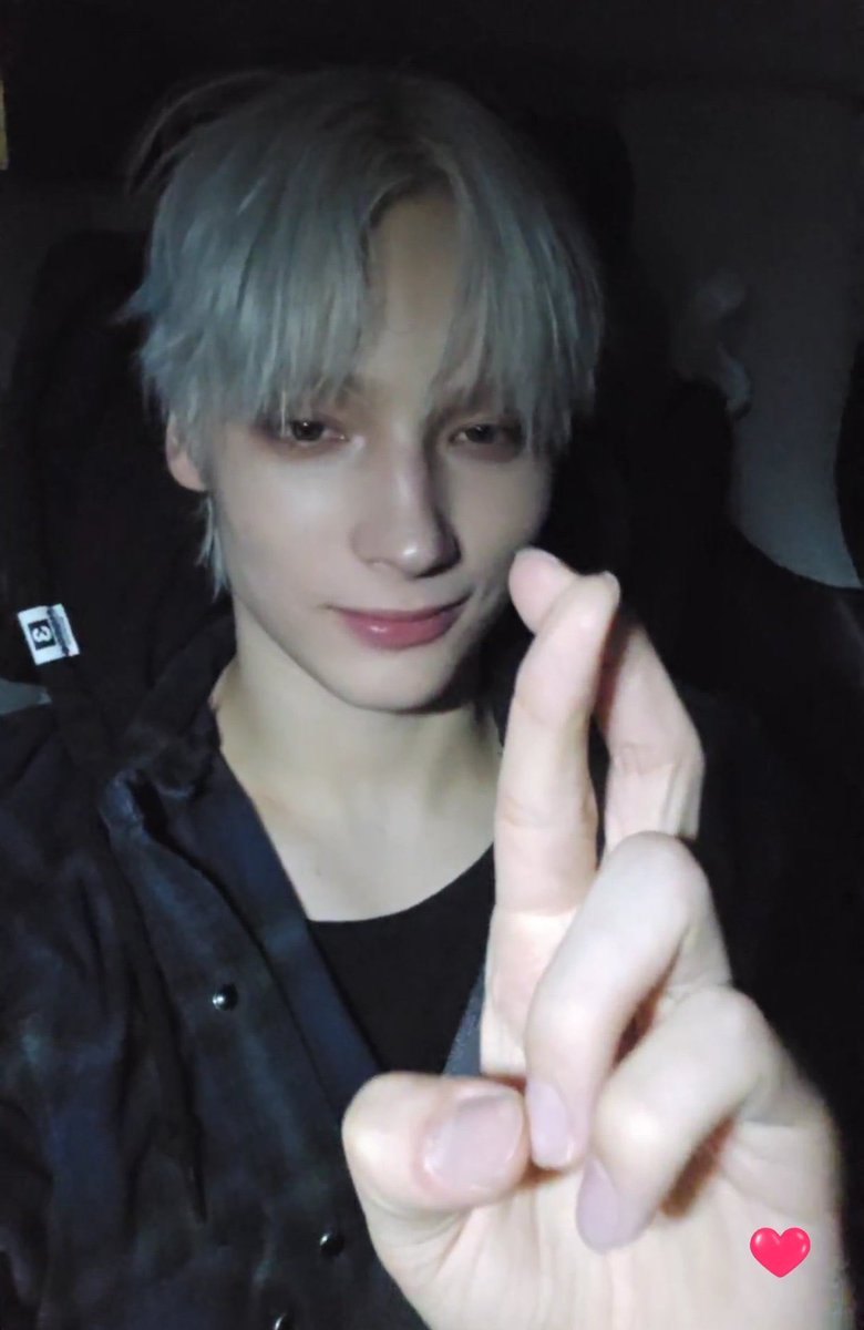 gIasshrt's tweet image. his hands…