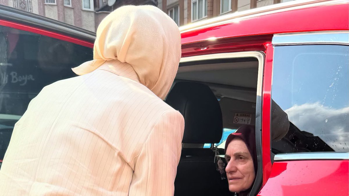 ayfercihan's tweet image. 📍Sürmene Eski Camii
Sürmene Kadın Kolları Yerel Yönetimler Başkanımız, kıymetli yol arkadaşımız Mefaret Sekban ablamızı son yolculuğuna dualarla uğurladık.
Ömrünü memleketine, davasına ve hizmete adamış, güler yüzüyle gönüllerde iz bırakmış ablamıza veda ettik…
Helalliğimizi…