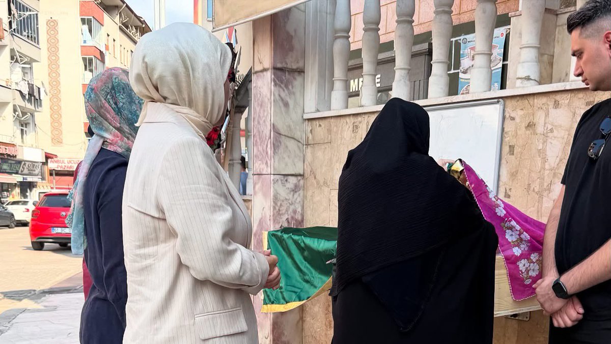 ayfercihan's tweet image. 📍Sürmene Eski Camii
Sürmene Kadın Kolları Yerel Yönetimler Başkanımız, kıymetli yol arkadaşımız Mefaret Sekban ablamızı son yolculuğuna dualarla uğurladık.
Ömrünü memleketine, davasına ve hizmete adamış, güler yüzüyle gönüllerde iz bırakmış ablamıza veda ettik…
Helalliğimizi…