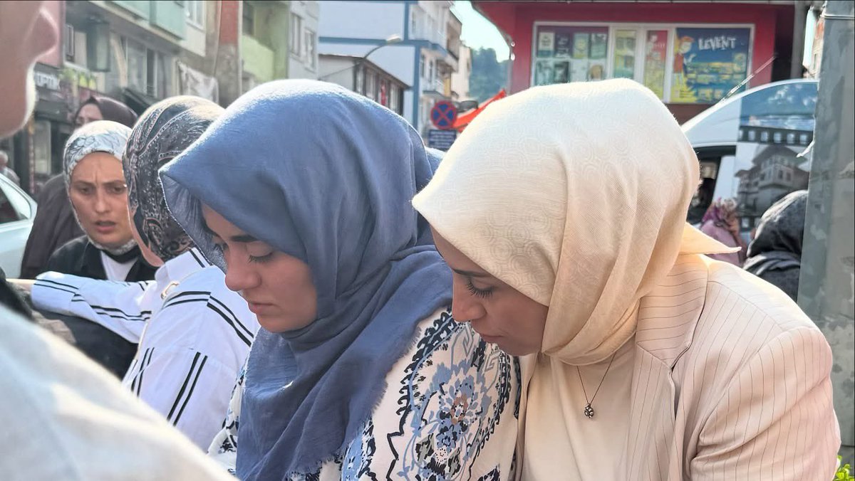 ayfercihan's tweet image. 📍Sürmene Eski Camii
Sürmene Kadın Kolları Yerel Yönetimler Başkanımız, kıymetli yol arkadaşımız Mefaret Sekban ablamızı son yolculuğuna dualarla uğurladık.
Ömrünü memleketine, davasına ve hizmete adamış, güler yüzüyle gönüllerde iz bırakmış ablamıza veda ettik…
Helalliğimizi…