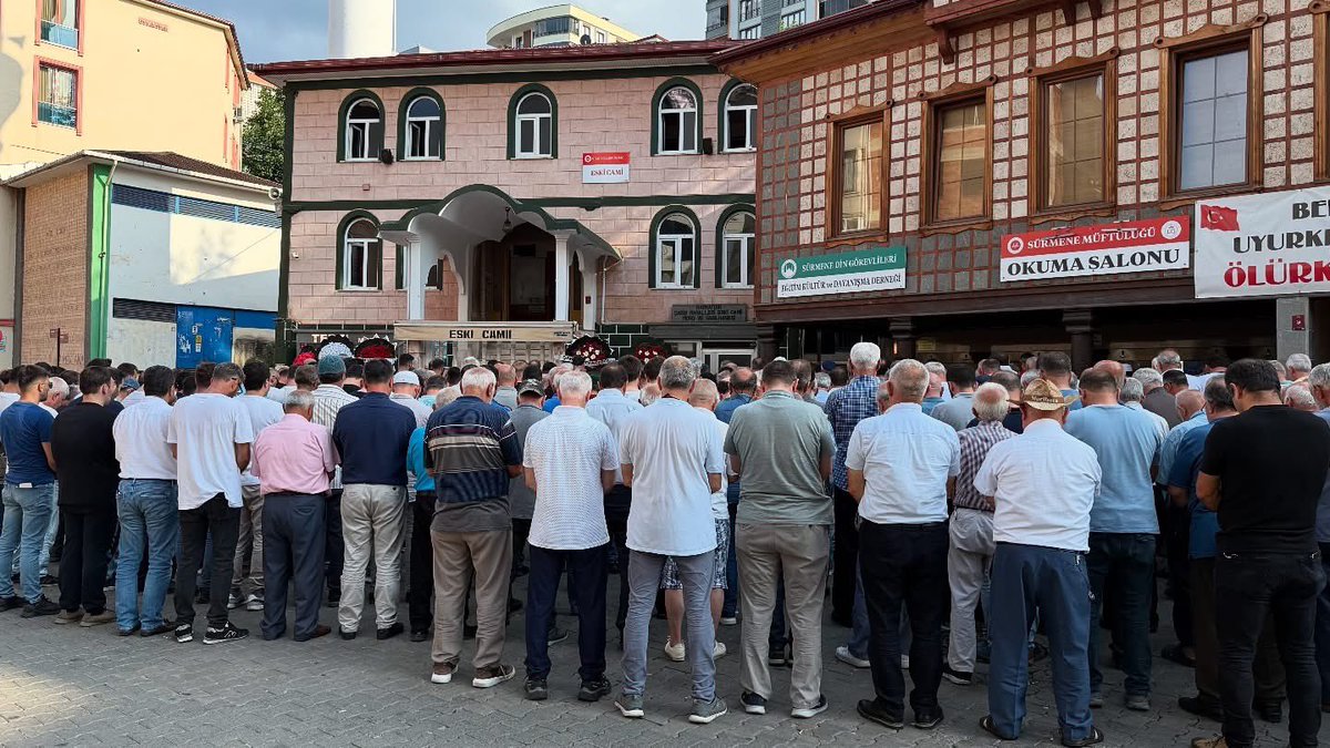 ayfercihan's tweet image. 📍Sürmene Eski Camii
Sürmene Kadın Kolları Yerel Yönetimler Başkanımız, kıymetli yol arkadaşımız Mefaret Sekban ablamızı son yolculuğuna dualarla uğurladık.
Ömrünü memleketine, davasına ve hizmete adamış, güler yüzüyle gönüllerde iz bırakmış ablamıza veda ettik…
Helalliğimizi…