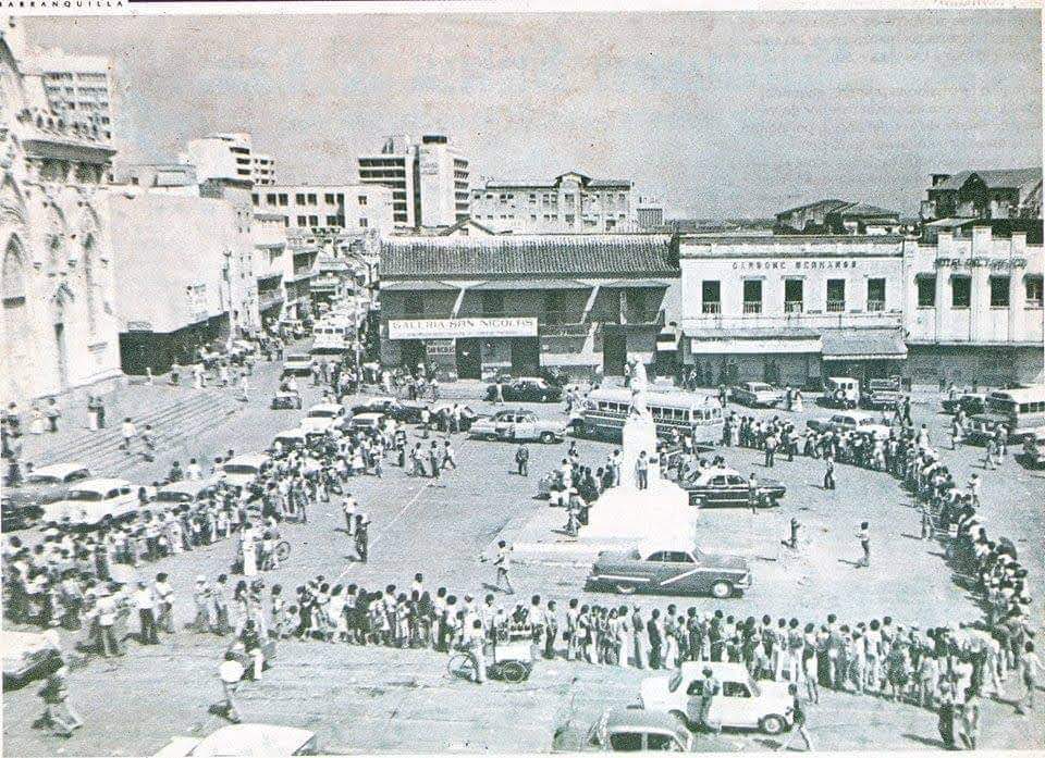 Plaza San Nicolás, hasta el final de los 80  no solo un lugar  emblemático, sino también era el lugar donde miles de Barranquilleros se daban cita para tomar el bus de Puerto Colombia para ir a pasarse un rato de playa, brisa y mar.

#fb #tbt #seguidores