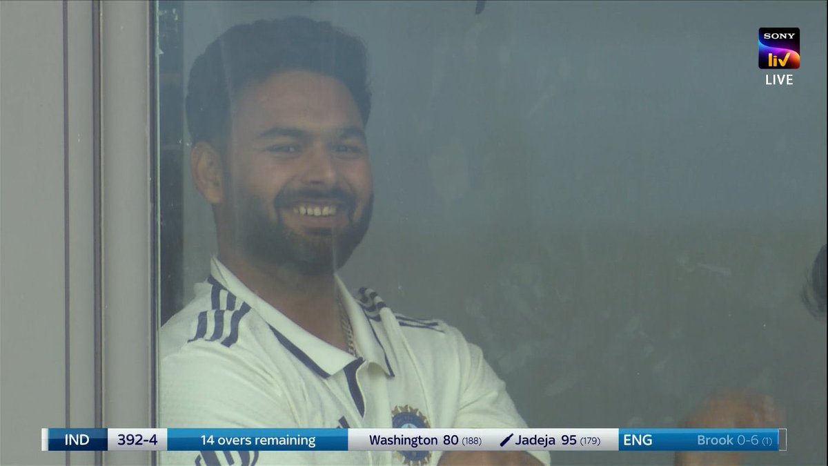 iShivani_Shukla's tweet image. “Aur kuto in firangyio ko Jaddu bhai” wali smile 🤣