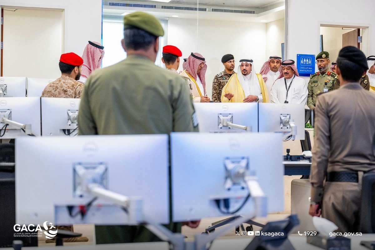 سمو #أمير_منطقة_القصيم يفتتح «مركز المراقبة والتحكم» بمطار الأمير نايف بن عبدالعزيز الدولي بالقصيم؛ الذي يعد أحد ركائز المشروع الوطني المتكامل لأمن وحماية المطارات، وذلك باستخدام أنظمة أمنية متقدمة تعزز كفاءة التنسيق الفعال بين الجهات المعنية.

 #الطيران_المدني